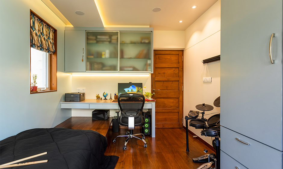 False ceiling with acoustic insulation materials for soundproofing and temperature control.