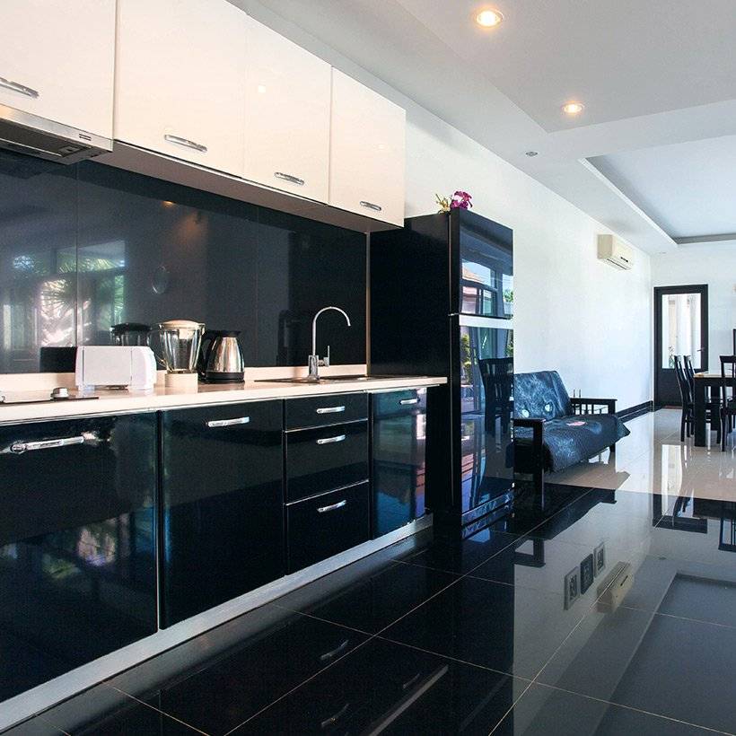 Modular kitchen cabinets with glossy finish of drawers in black and white on the top in corner kitchen cabinet