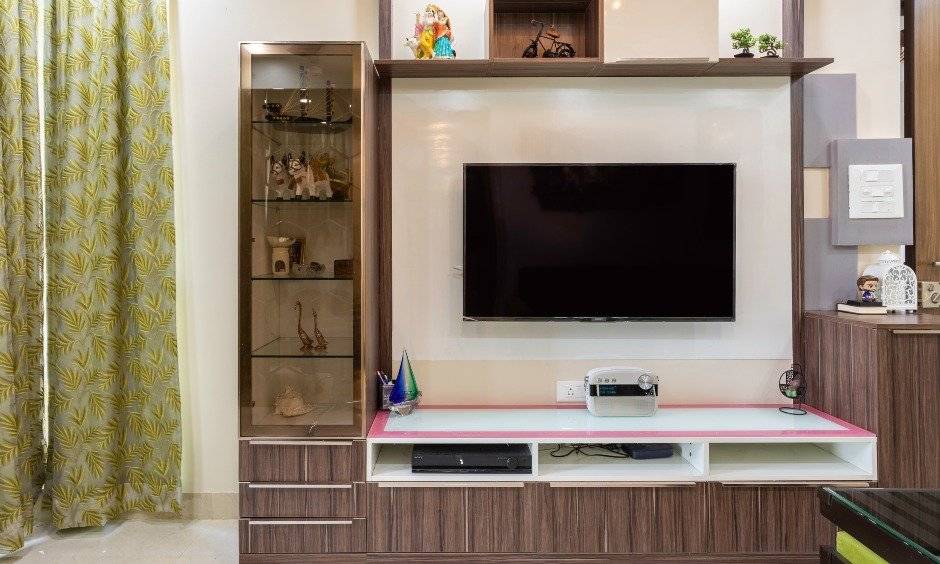 Modern living room in Bhandup West featuring veneer TV unit with an extended tall unit